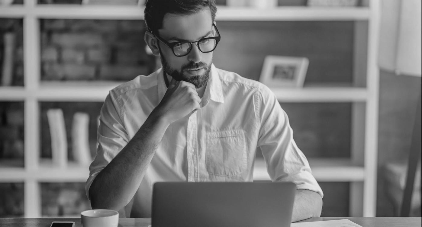 Profesionales trabajando en análisis de costos empresariales