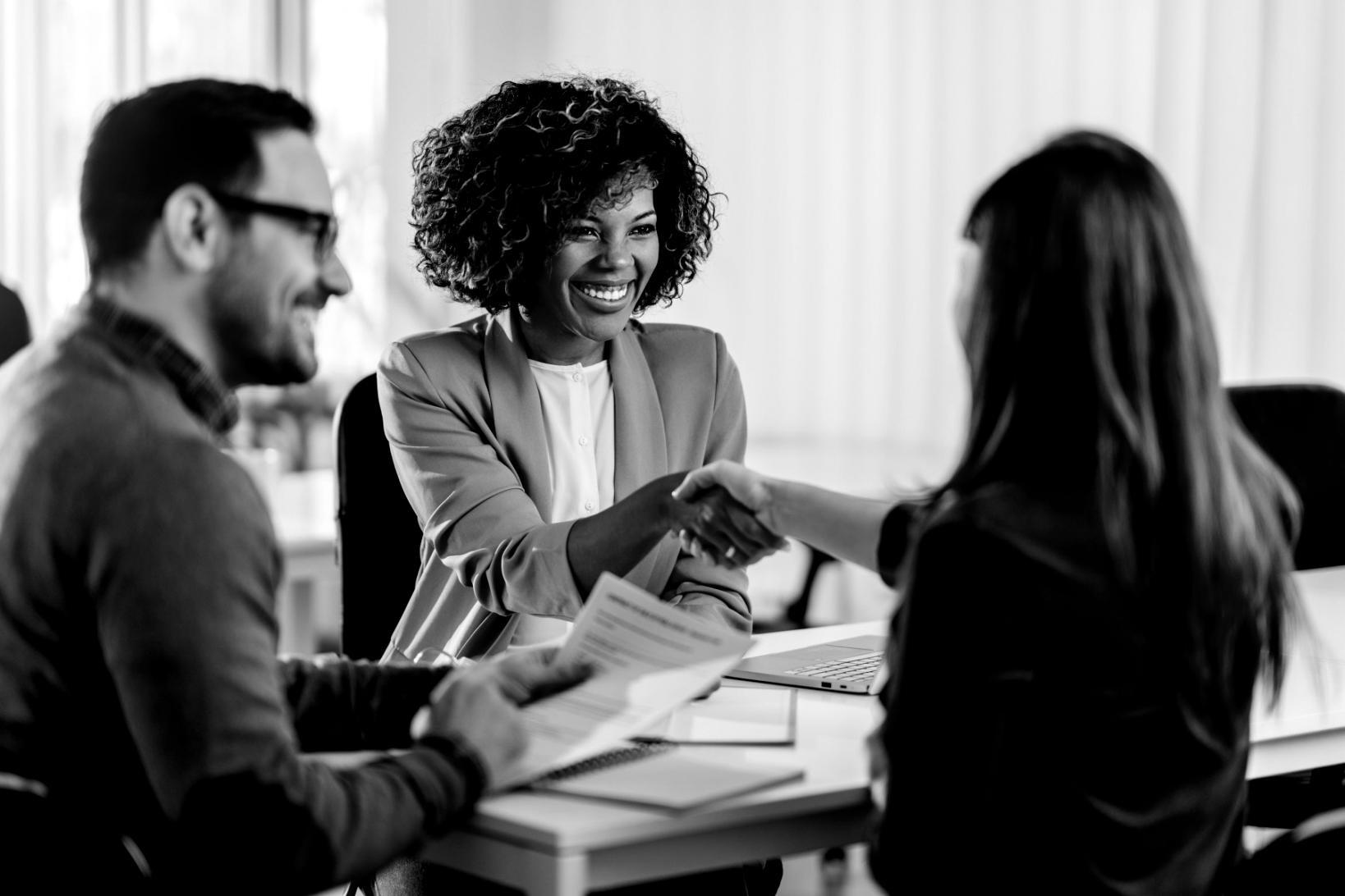 Espacio de trabajo profesional donde se analizan estrategias de gestión de costos con documentación y planificación detallada