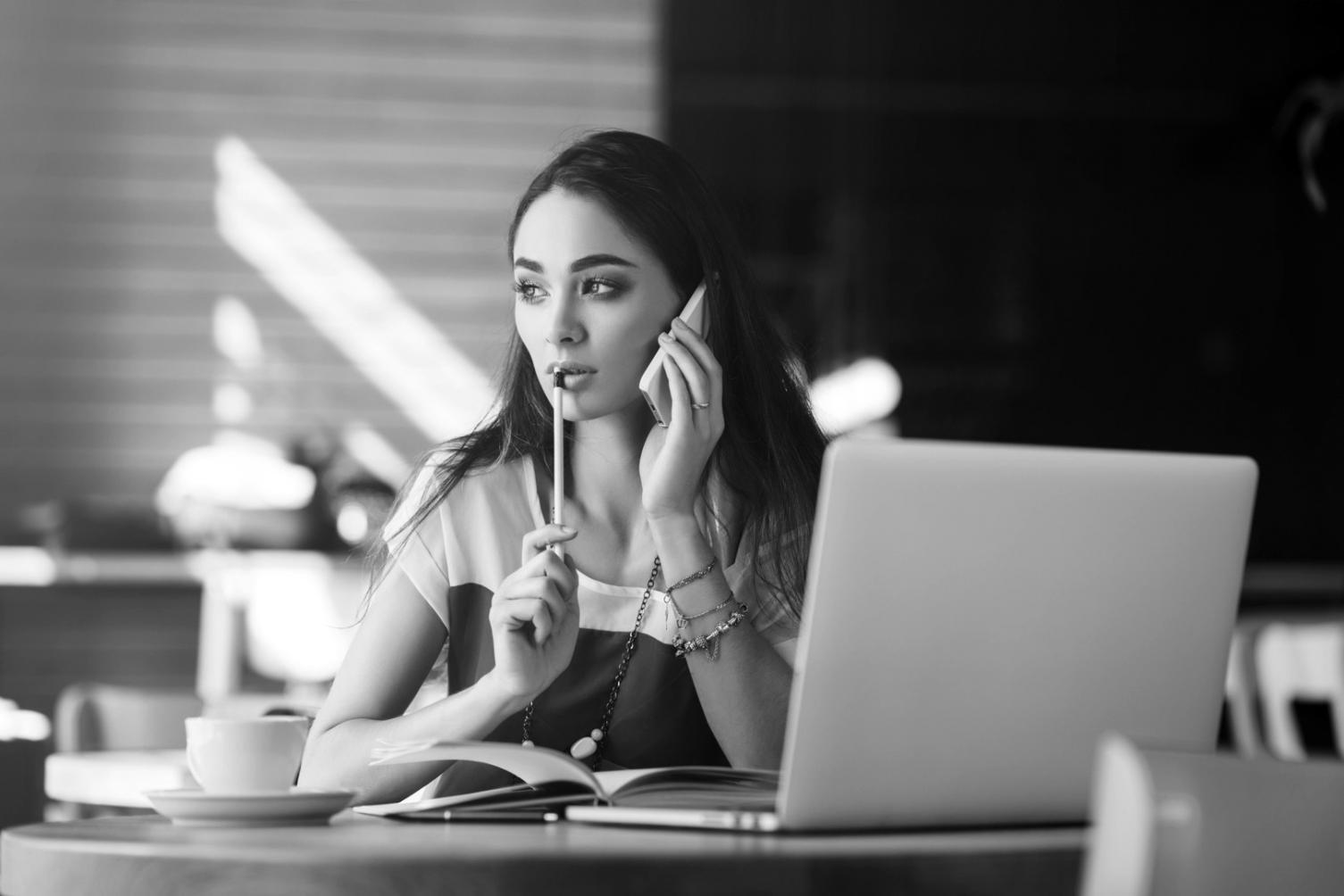 Sesión de trabajo colaborativo durante evento de gestión financiera con profesionales revisando análisis de costos