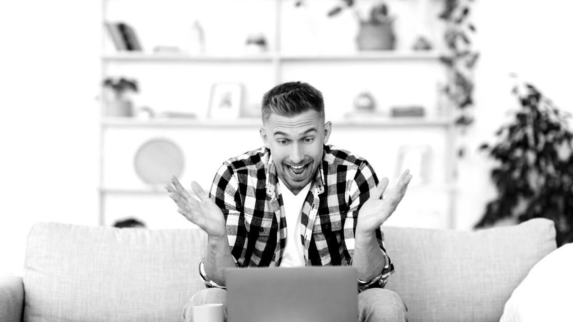 Ambiente de networking durante evento empresarial con profesionales conversando sobre gestión de costos