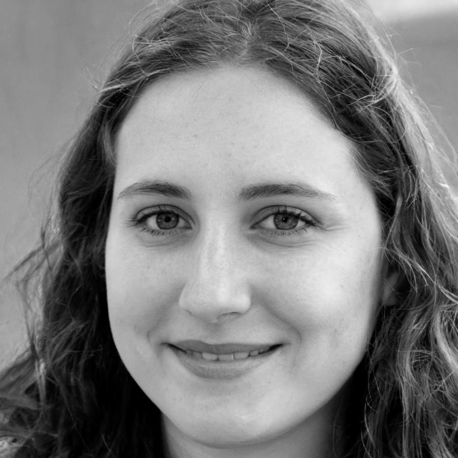 Retrato profesional de Celina Urdaneta